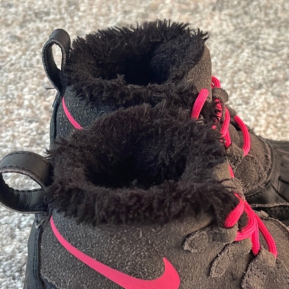 Nike Kids ACG Fur Lined Sneaker Boots Size:11C Hot Pink Black and Grey - Picture 10 of 15